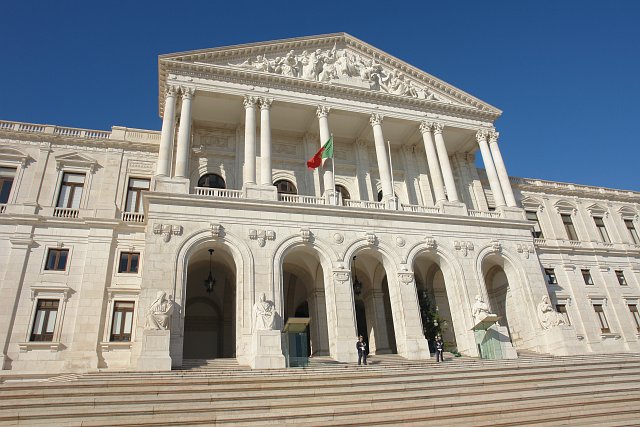 Парламент Португалии собирается обсудить правила расчетов в криптовалюте