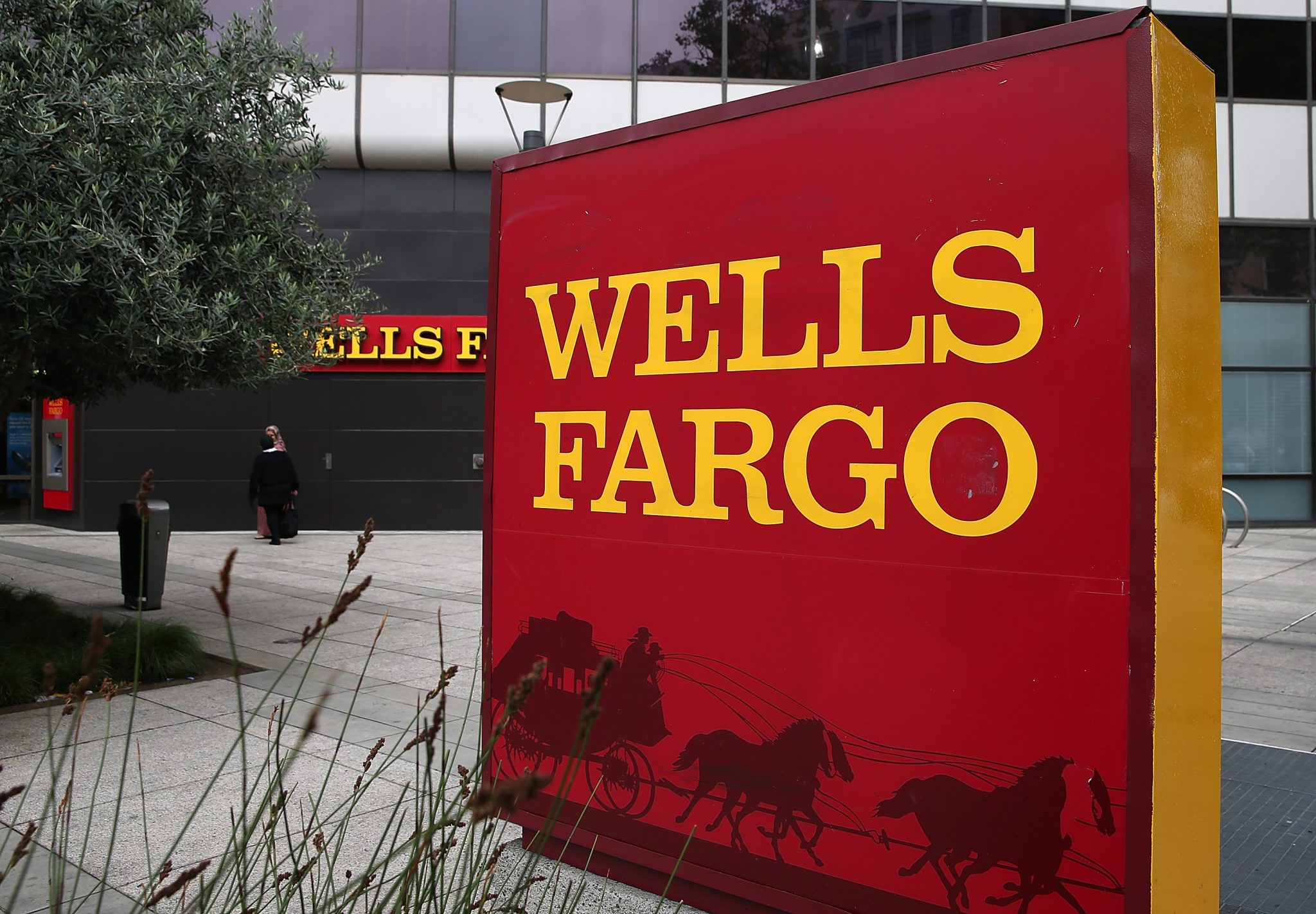 «Wells Fargo» запретил клиентам покупать криптовалюту в кредит