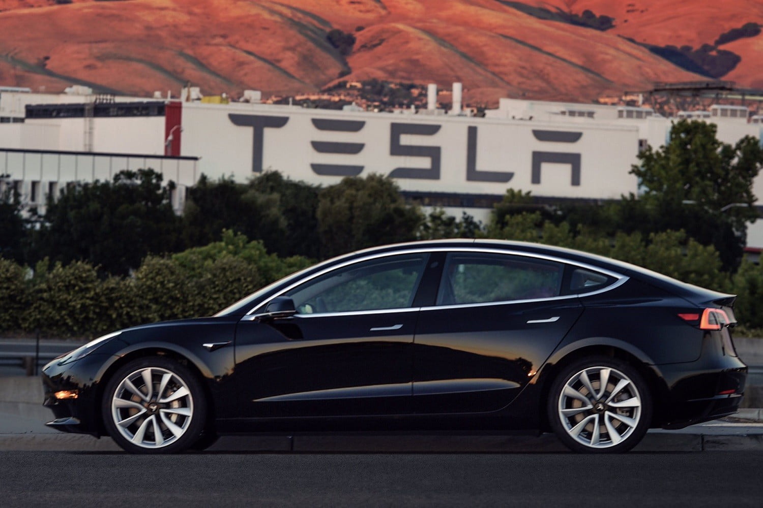 Tesla снизила цену на Model 3