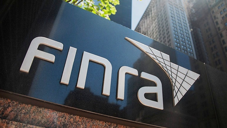 FINRA рассмотрит ужесточение криптовалютных правил