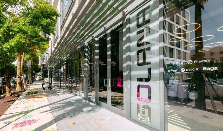 Solana решила закрыть 2 магазина в США