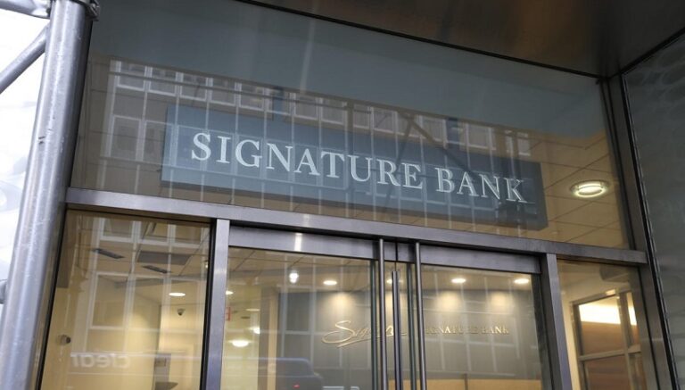 Клиентам Signature Bank дали неделю на вывод средств