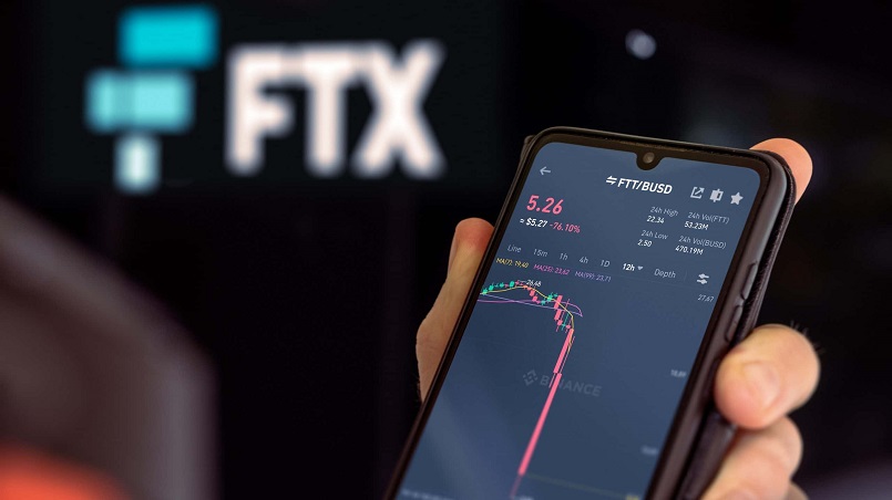 Власти США обвинили трех человек во взломе биржи FTX