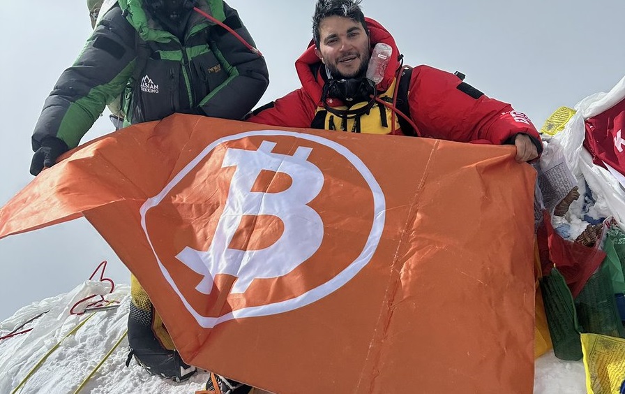 На Эверест подняли флаг биткоина